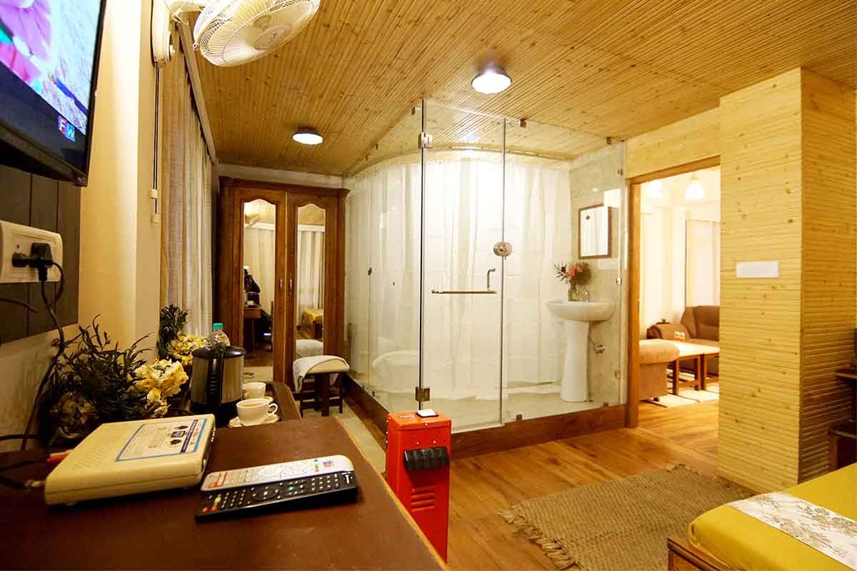From the owners of Sojourn cottages  and  Sher-e-Punjab restaurants  in Manali, Daddy's Manali is their new hotel.